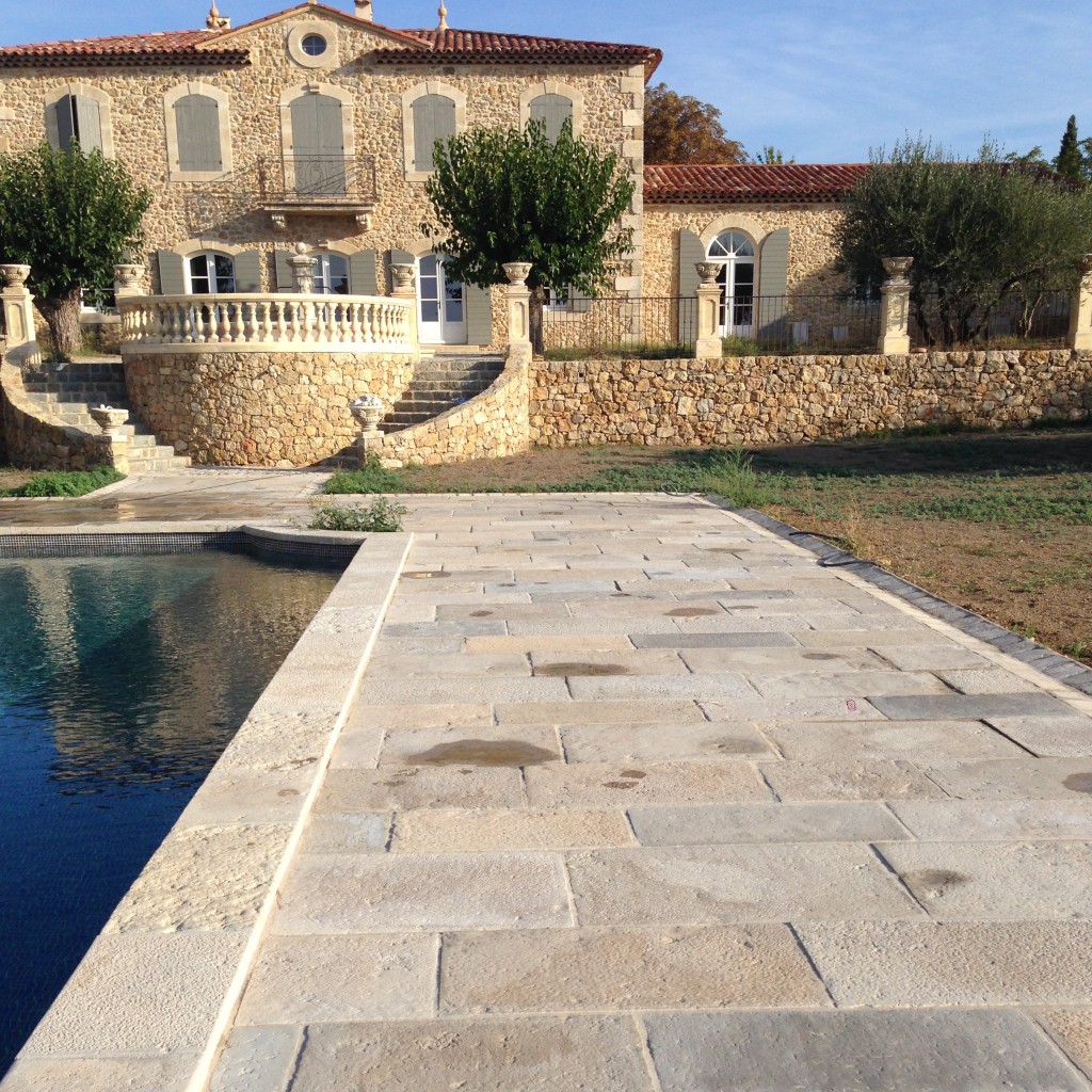 Piscine, margelle et bordures